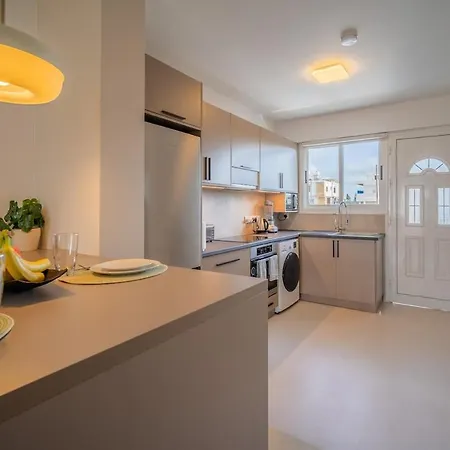 Daire Moderne Designer-maisonette 2 Schlafzimmer Eigene Terrasse Mit Grilltisch Und Fitnessbereich Klorakas