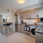 Moderne Designer-maisonette 2 Schlafzimmer Eigene Terrasse Mit Grilltisch Und Fitnessbereich Klorakas