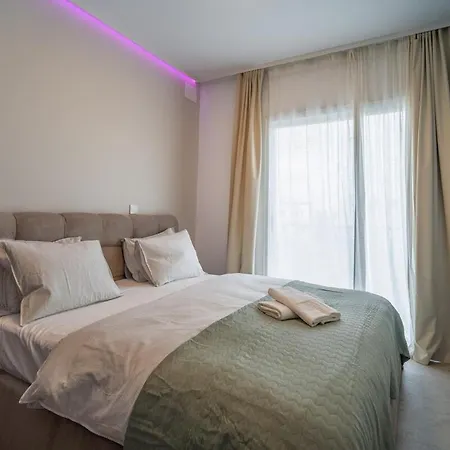 Moderne Designer-maisonette 2 Schlafzimmer Eigene Terrasse Mit Grilltisch Und Fitnessbereich Aglantzia