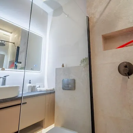 Moderne Designer-maisonette 2 Schlafzimmer Eigene Terrasse Mit Grilltisch Und Fitnessbereich Apartament Aglantzia