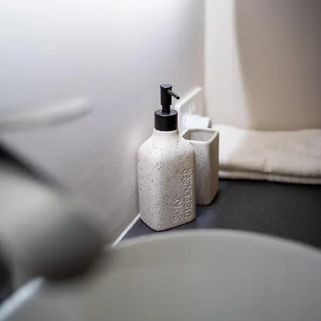 Moderne Designer-maisonette 2 Schlafzimmer Eigene Terrasse Mit Grilltisch Und Fitnessbereich Apartament