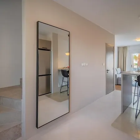 Moderne Designer-maisonette 2 Schlafzimmer Eigene Terrasse Mit Grilltisch Und Fitnessbereich Apartment Aglantzia
