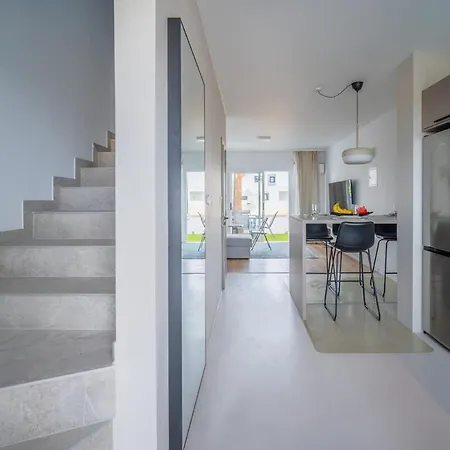 Moderne Designer-maisonette 2 Schlafzimmer Eigene Terrasse Mit Grilltisch Und Fitnessbereich Aglantzia