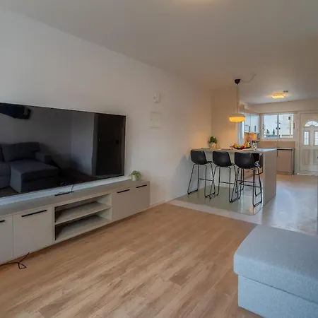 Moderne Designer-maisonette 2 Schlafzimmer Eigene Terrasse Mit Grilltisch Und Fitnessbereich * Aglantzia