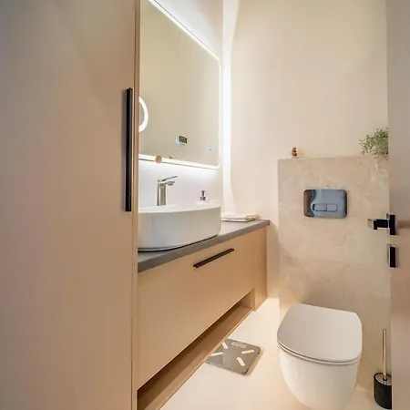 Moderne Designer-maisonette 2 Schlafzimmer Eigene Terrasse Mit Grilltisch Und Fitnessbereich Apartament