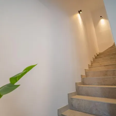 Moderne Designer-maisonette 2 Schlafzimmer Eigene Terrasse Mit Grilltisch Und Fitnessbereich