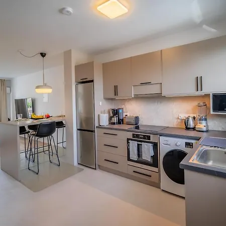 Moderne Designer-maisonette 2 Schlafzimmer Eigene Terrasse Mit Grilltisch Und Fitnessbereich Aglantzia