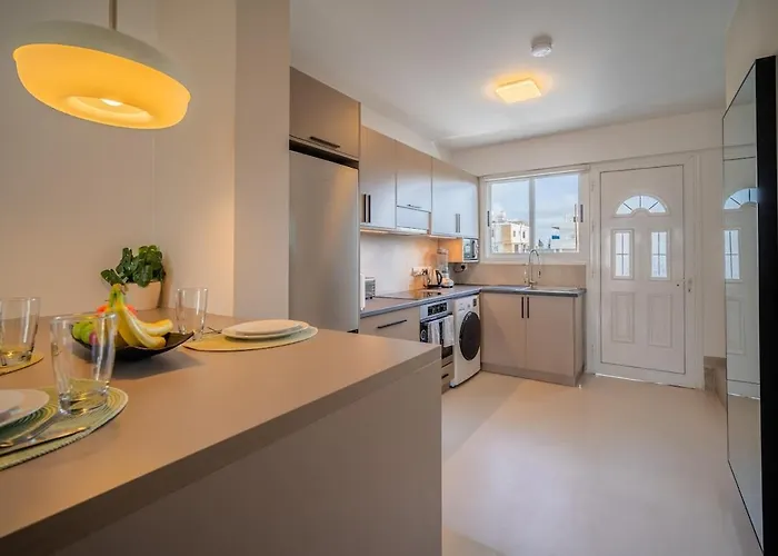 Lägenhet Moderne Designer-maisonette 2 Schlafzimmer Eigene Terrasse Mit Grilltisch Und Fitnessbereich Aglantzia