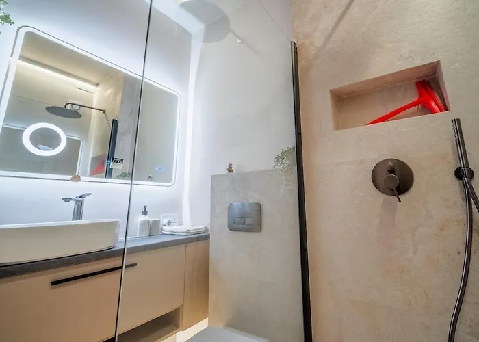 Moderne Designer-maisonette 2 Schlafzimmer Eigene Terrasse Mit Grilltisch Und Fitnessbereich Lägenhet Aglantzia