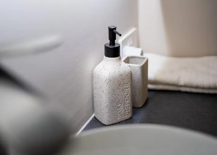 Moderne Designer-maisonette 2 Schlafzimmer Eigene Terrasse Mit Grilltisch Und Fitnessbereich Lägenhet