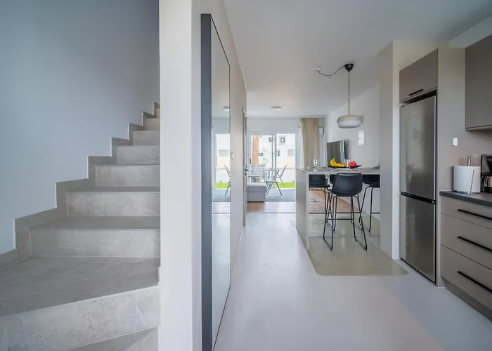 Moderne Designer-maisonette 2 Schlafzimmer Eigene Terrasse Mit Grilltisch Und Fitnessbereich Aglantzia