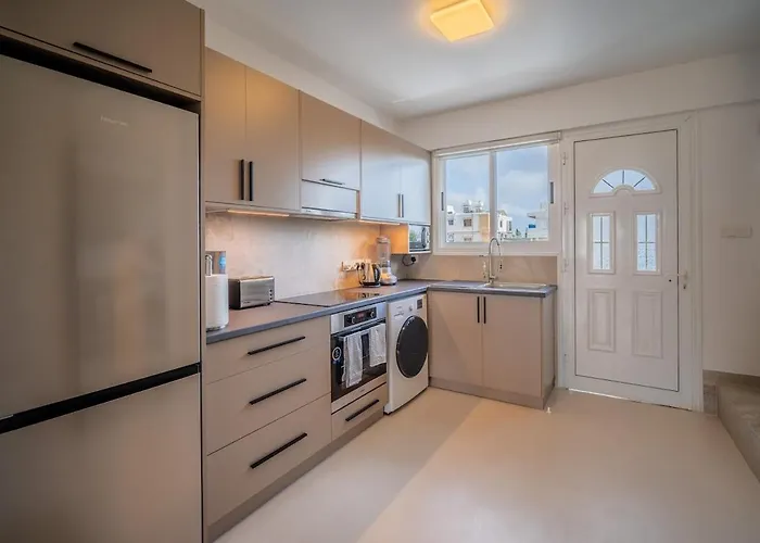 Moderne Designer-maisonette 2 Schlafzimmer Eigene Terrasse Mit Grilltisch Und Fitnessbereich Lägenhet