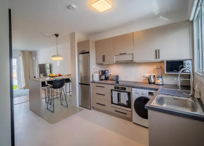 Moderne Designer-maisonette 2 Schlafzimmer Eigene Terrasse Mit Grilltisch Und Fitnessbereich Aglantzia