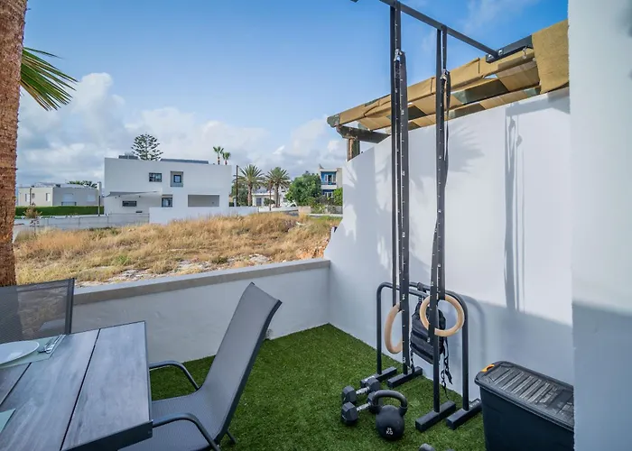 Moderne Designer-maisonette 2 Schlafzimmer Eigene Terrasse Mit Grilltisch Und Fitnessbereich * Aglantzia